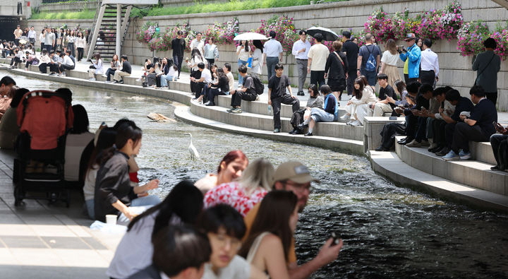 ▲26일 서울 중구 청계천에서 시민들이 그늘 밑에서 휴식을 취하고 있다. (뉴시스)