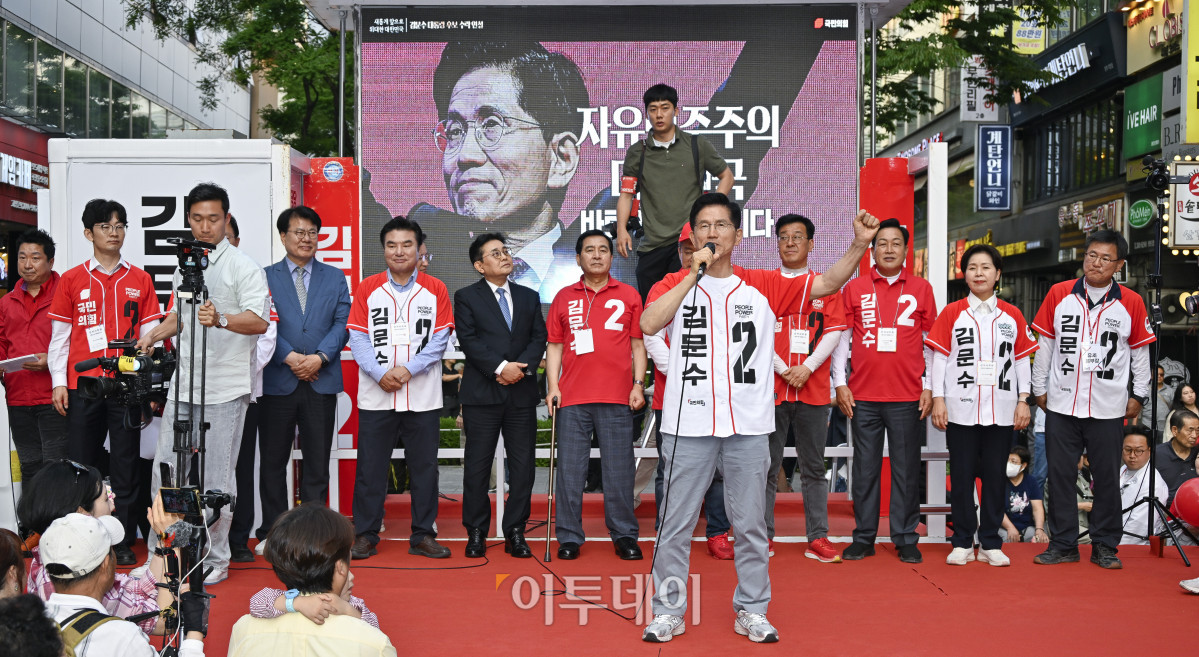 ▲김문수 국민의힘 대통령 후보가 29일 경기 안양시 동안구 평촌1번가 문화의거리에서 열린 대역전의 서막, 안양 집중유세에서 시민들에게 지지를 호소하고 있다. 조현호 기자 hyunho@