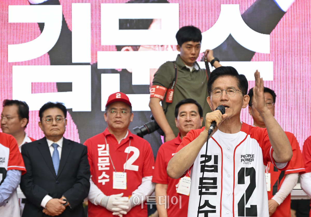 ▲김문수 국민의힘 대통령 후보가 29일 경기 안양시 동안구 평촌1번가 문화의거리에서 열린 대역전의 서막, 안양 집중유세에서 시민들에게 지지를 호소하고 있다. 조현호 기자 hyunho@