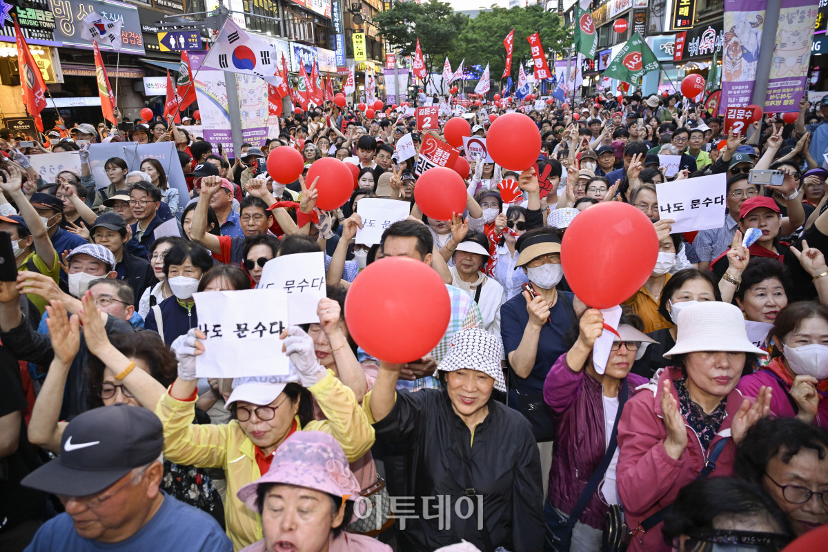 ▲29일 경기 안양시 동안구 평촌1번가 문화의거리에서 열린 김문수 국민의힘 대통령 후보 대역전의 서막, 안양 집중유세에서 지지자들이 김 후보를 연호하고 있다. 조현호 기자 hyunho@