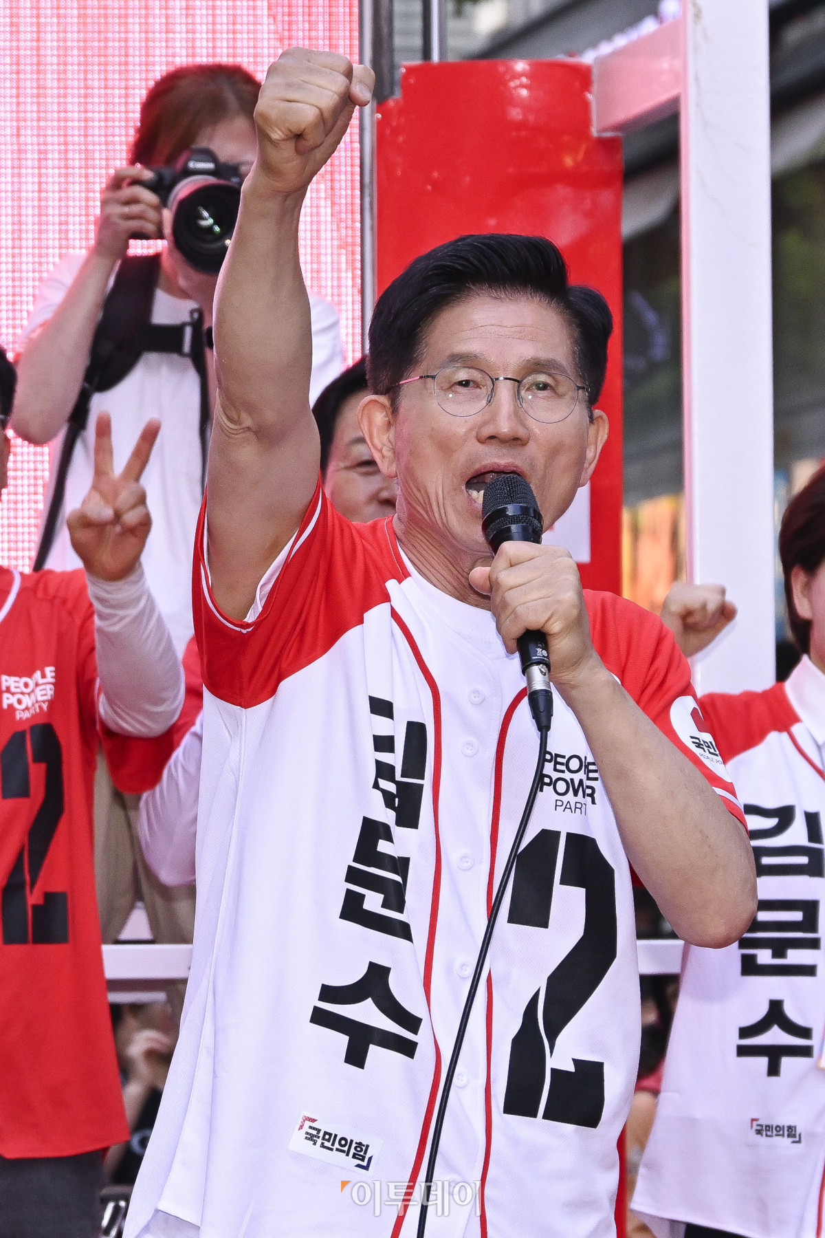 ▲김문수 국민의힘 대통령 후보가 29일 경기 안양시 동안구 평촌1번가 문화의거리에서 열린 대역전의 서막, 안양 집중유세에서 시민들에게 지지를 호소하고 있다. 조현호 기자 hyunho@