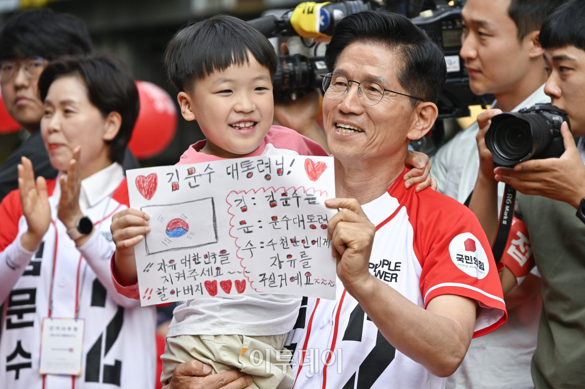 ▲김문수 국민의힘 대통령 후보가 29일 경기 안양시 동안구 평촌1번가 문화의거리에서 열린 대역전의 서막, 안양 집중유세에서 어린이에게 받은 편지를 들어보이고 있다. 조현호 기자 hyunho@