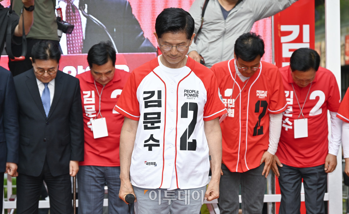 ▲김문수 국민의힘 대통령 후보가 29일 경기 안양시 동안구 평촌1번가 문화의거리에서 열린 대역전의 서막, 안양 집중유세에 앞서 이날 경북 포항에서 발생한 해군 소속 해상초계기 추락 사고 희생자를 애도하며 묵념을 하고 있다. 조현호 기자 hyunho@
