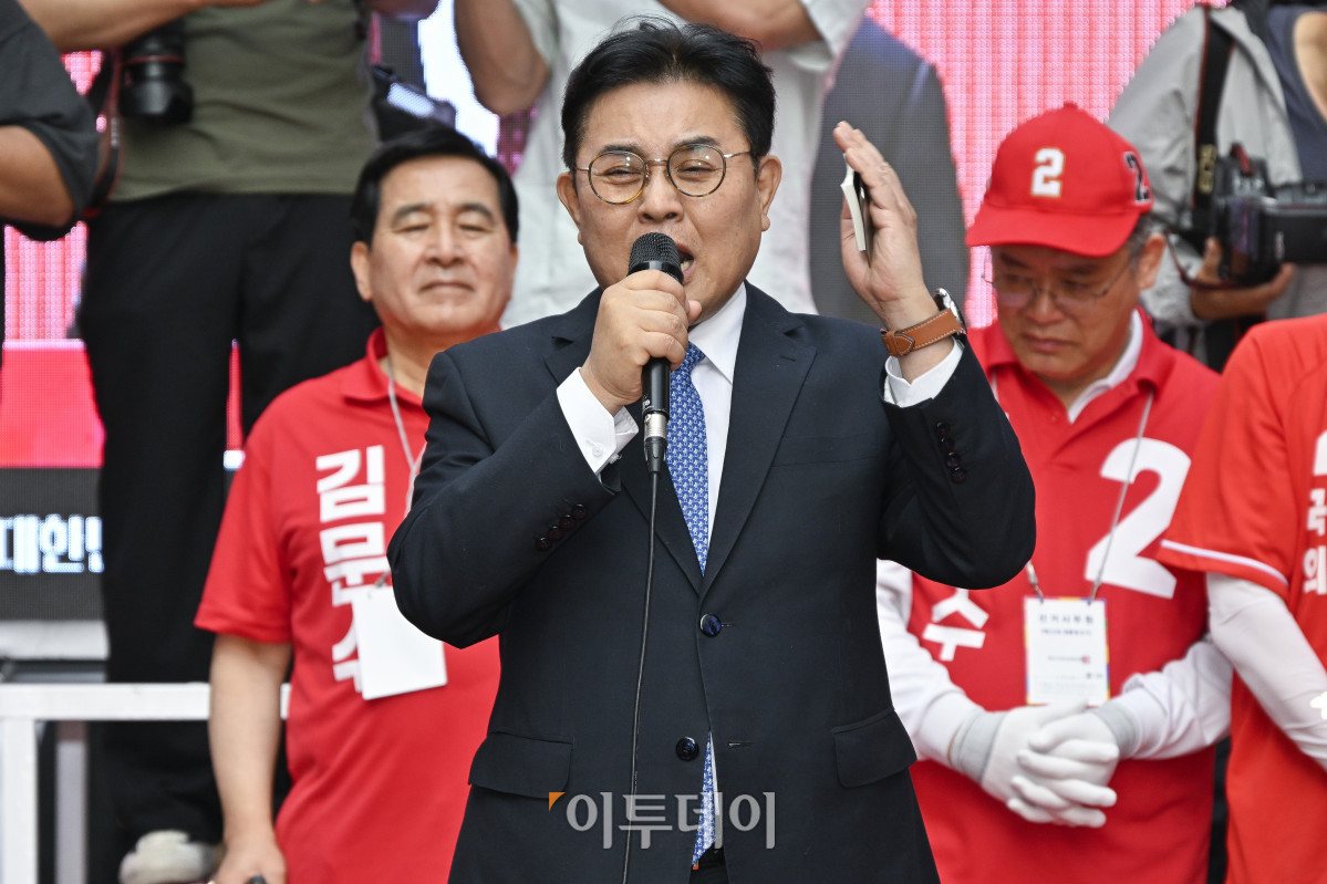 ▲전병헌 새미래민주당 대표가 29일 경기 안양시 동안구 평촌1번가 문화의거리에서 열린 김문수 국민의힘 대통령 후보 대역전의 서막, 안양 집중유세에서 김 후보 지지 선언을 하고 있다. 조현호 기자 hyunho@