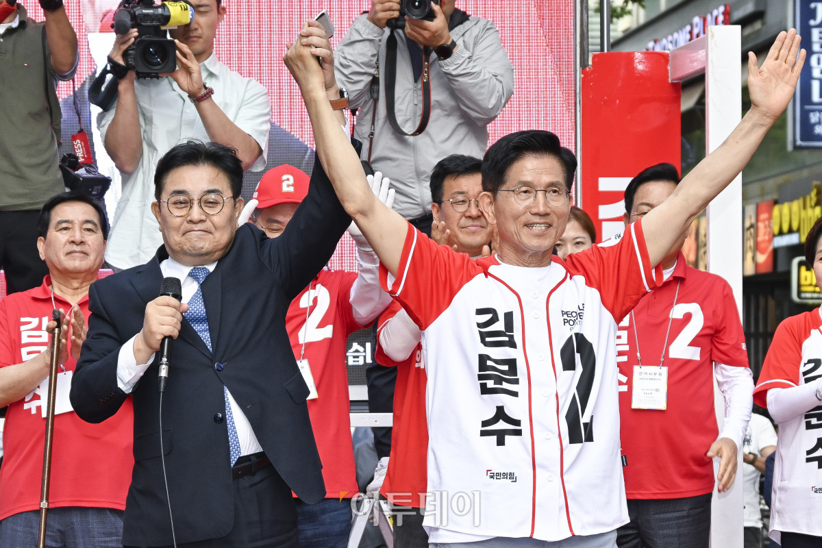 ▲전병헌 새미래민주당 대표가 29일 경기 안양시 동안구 평촌1번가 문화의거리에서 열린 김문수 국민의힘 대통령 후보 대역전의 서막, 안양 집중유세에서 김 후보 지지 선언을 하고 있다. 조현호 기자 hyunho@