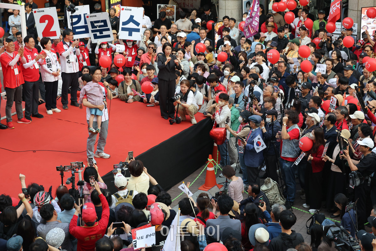 ▲김문수 국민의힘 대통령 후보가 29일 경기 안양시 동안구 평촌1번가 문화의거리에서 열린 대역전의 서막, 안양 집중유세에서 어린이를 안고 시민들에게 지지를 호소하고 있다. 조현호 기자 hyunho@