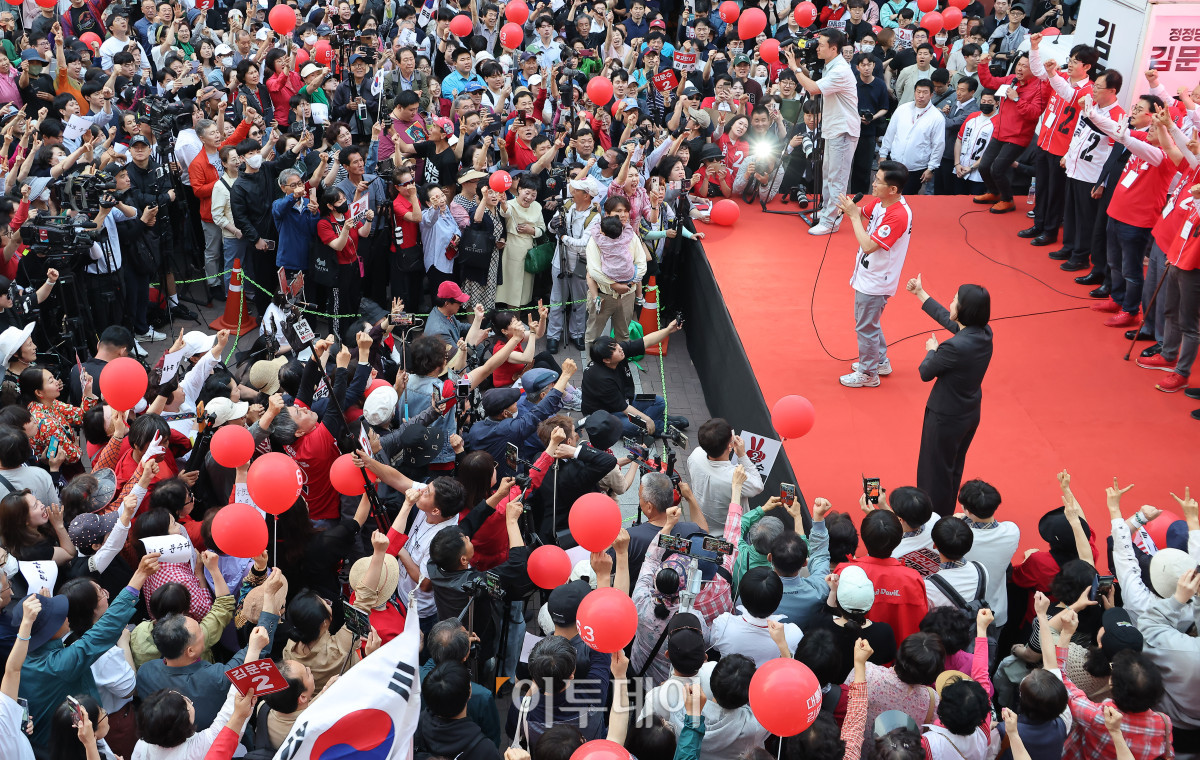 ▲김문수 국민의힘 대통령 후보가 29일 경기 안양시 동안구 평촌1번가 문화의거리에서 열린 대역전의 서막, 안양 집중유세에서 시민들에게 지지를 호소하고 있다. 조현호 기자 hyunho@