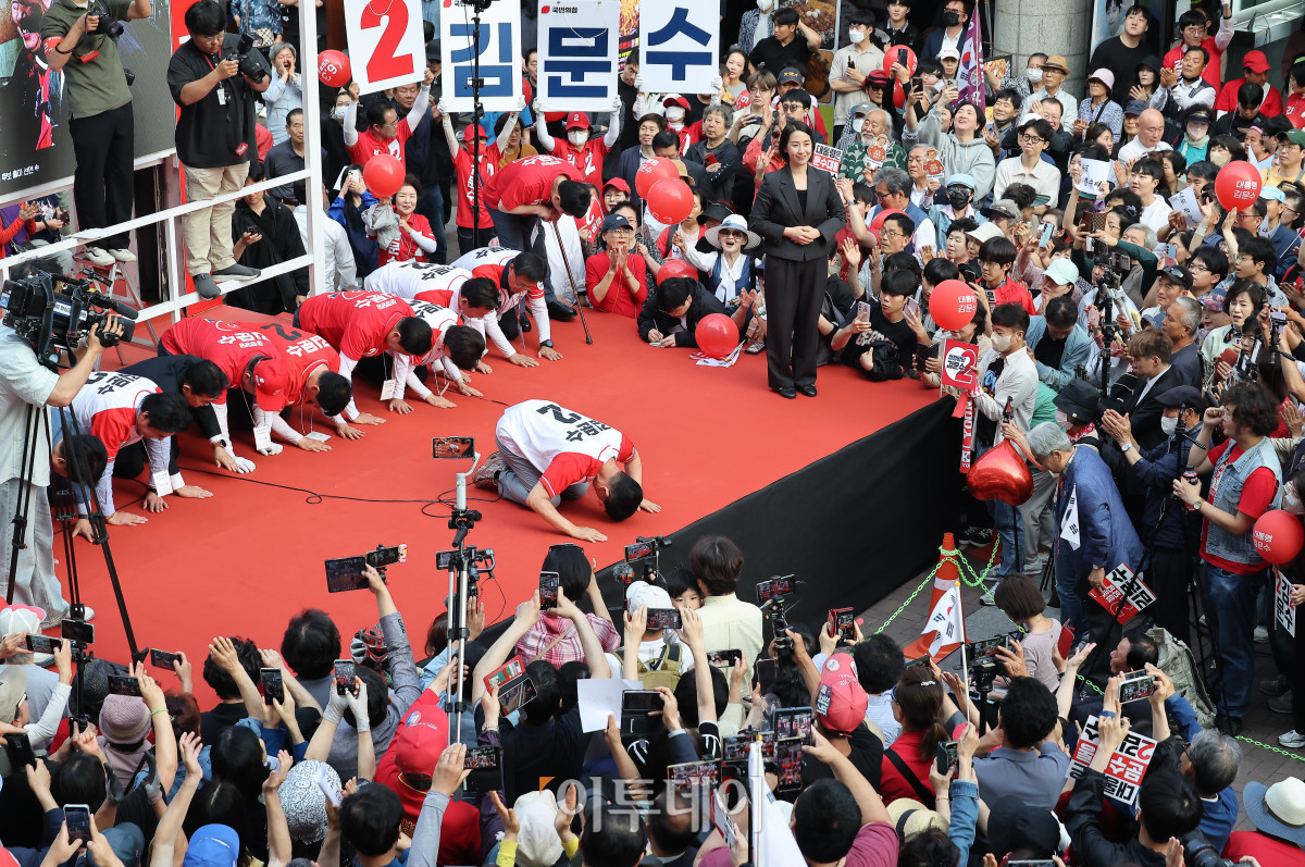 ▲김문수 국민의힘 대통령 후보가 29일 경기 안양시 동안구 평촌1번가 문화의거리에서 열린 대역전의 서막, 안양 집중유세에서 시민들에게 지지를 호소하며 큰절을 하고 있다. 조현호 기자 hyunho@