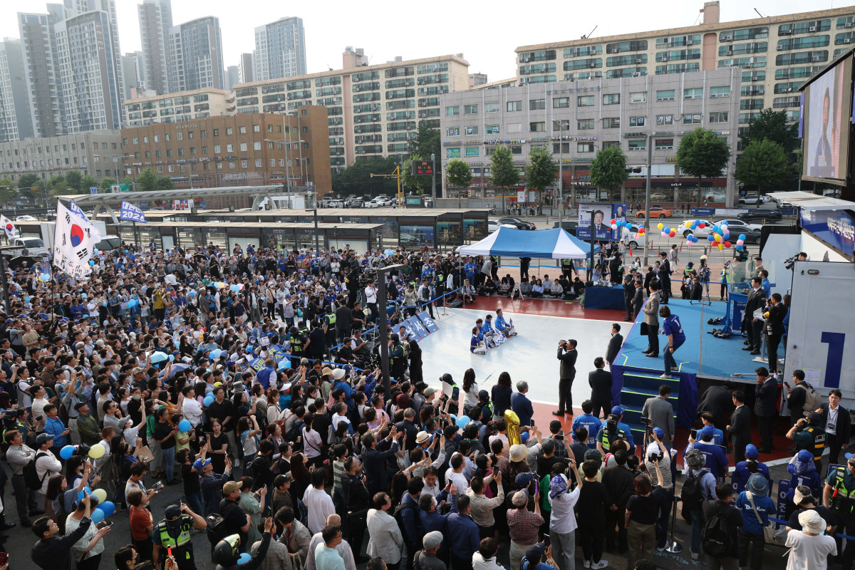 ▲이재명 더불어민주당 대선 후보가 29일 서울 서초구 고속버스터미널 앞에서 유세를 하고 있다. 신태현 기자 holjjak@