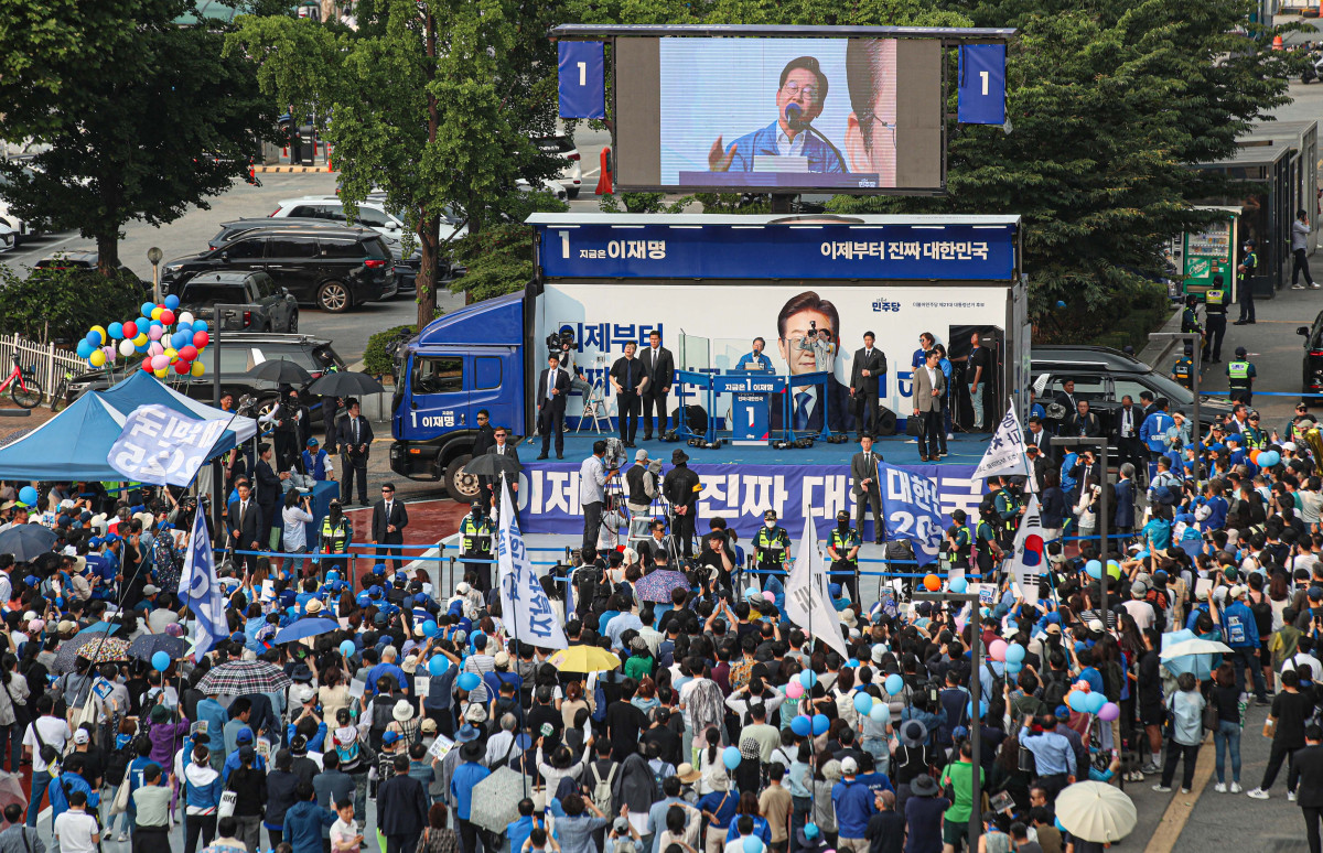 ▲이재명 더불어민주당 대선 후보가 29일 서울 서초구 고속버스터미널 앞에서 유세를 하고 있다. 신태현 기자 holjjak@