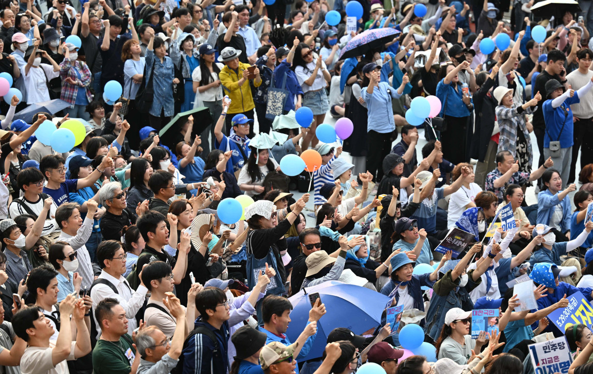 ▲이재명 더불어민주당 대선 후보가 29일 서울 서초구 고속버스터미널 앞에서 유세를 하는 가운데 유권자들이 이 후보의 발언을 듣고 있다. 신태현 기자 holjjak@