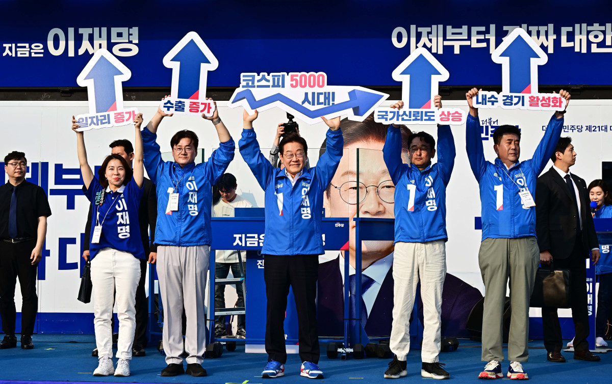 ▲이재명 더불어민주당 대선 후보가 29일 오후 서울 서초구 서울고속버스터미널 광장에서 열린 서초구·강남구 유세에 참석해 코스피 상승 퍼포먼스를 선보이고 있다. 신태현 기자 holjjak@