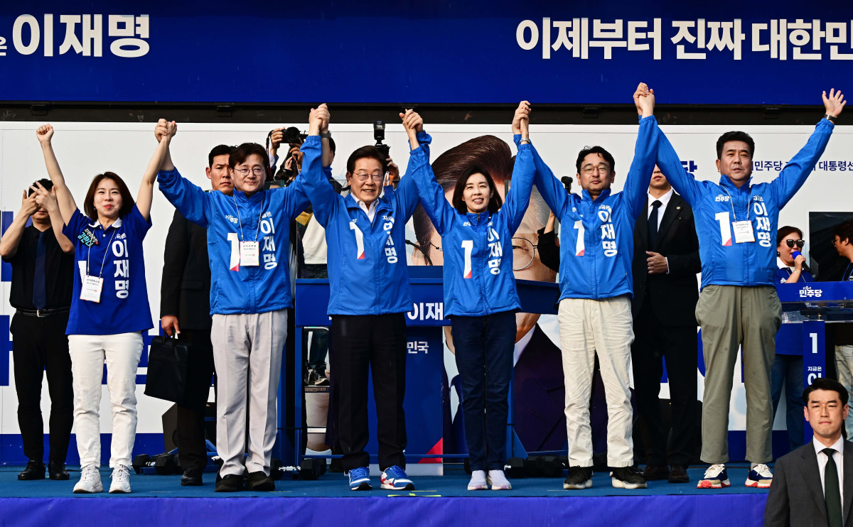 ▲이재명 더불어민주당 대선 후보가 29일 서울 서초구 고속버스터미널 앞에서 유세를 하고 있다. 신태현 기자 holjjak@