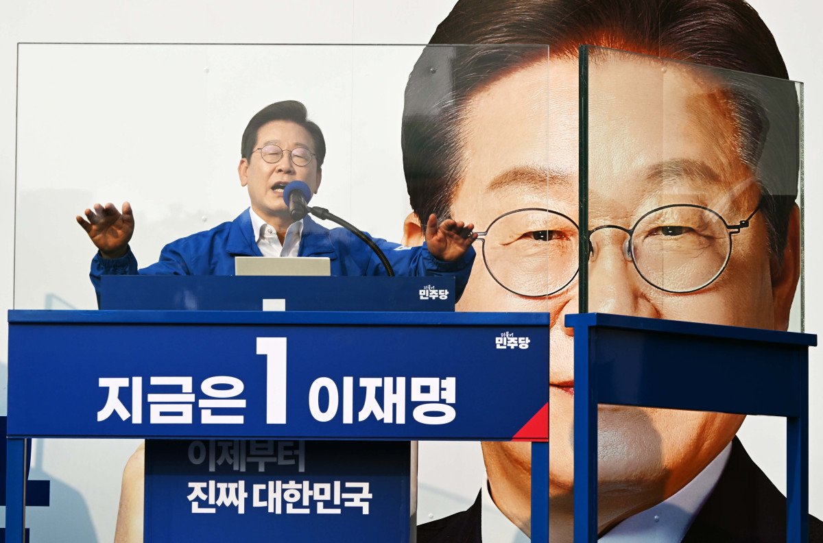 ▲이재명 더불어민주당 대선 후보가 29일 서울 서초구 고속버스터미널 앞에서 유세를 하고 있다. 신태현 기자 holjjak@