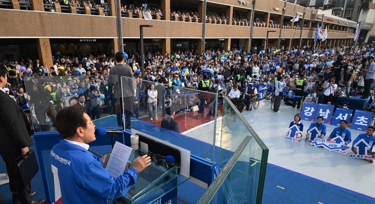 ▲이재명 더불어민주당 대선 후보가 29일 서울 서초구 고속버스터미널 앞에서 유세를 하고 있다. 신태현 기자 holjjak@