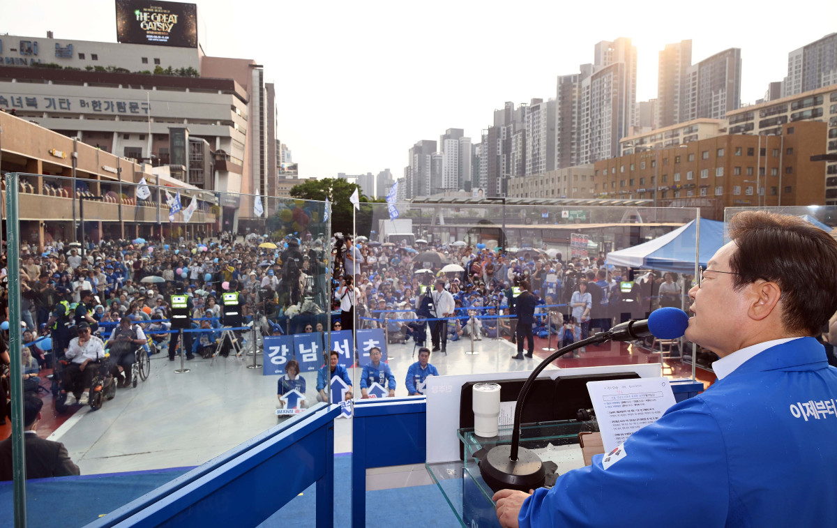 ▲이재명 더불어민주당 대선 후보가 29일 서울 서초구 고속버스터미널 앞에서 유세를 하고 있다. 신태현 기자 holjjak@