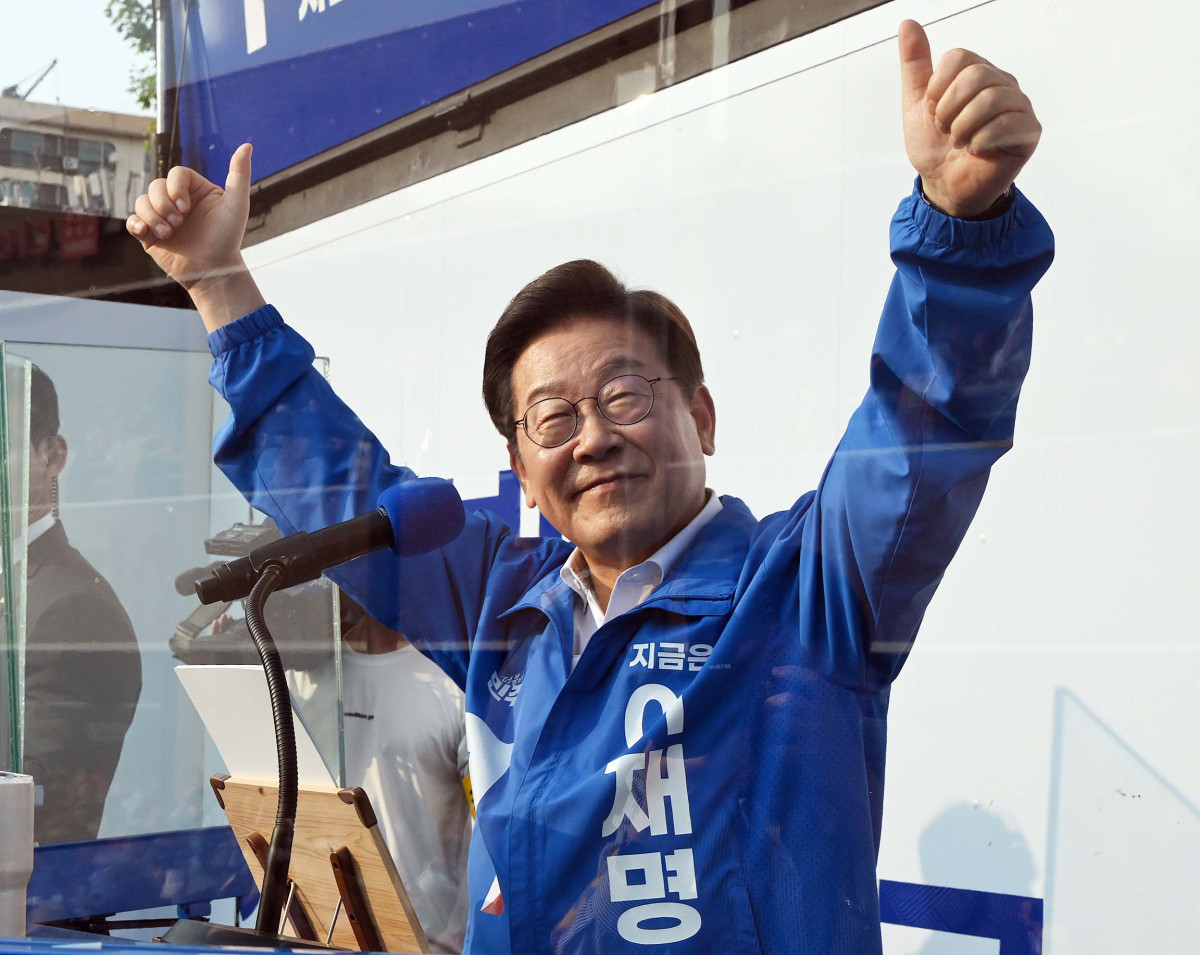 ▲이재명 더불어민주당 대선 후보가 29일 서울 서초구 고속버스터미널 앞에서 유세를 하고 있다. 신태현 기자 holjjak@