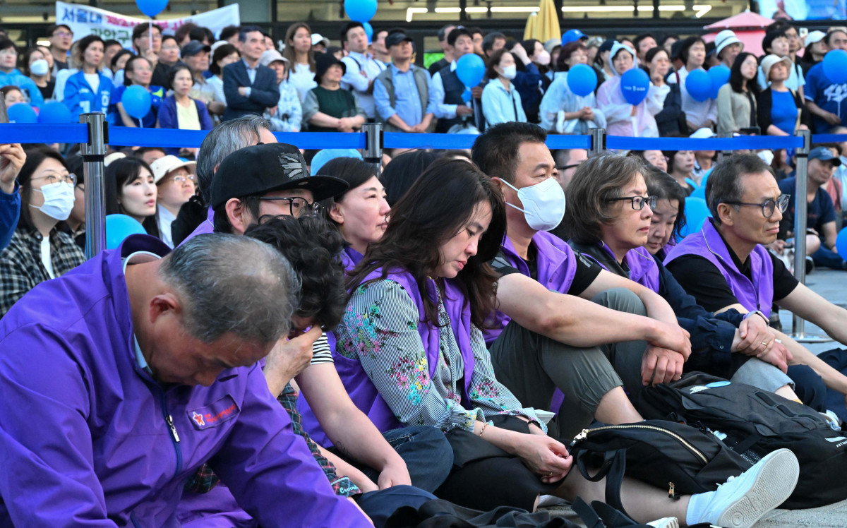 ▲29일 오후 서울 관악구 관악산으뜸공원에서 열린 이재명 더불어민주당 대선 후보 유세 현장에서 이태원참사 유가족들이 이 후보의 유세를 경청하고 있다. 신태현 기자 holjjak@