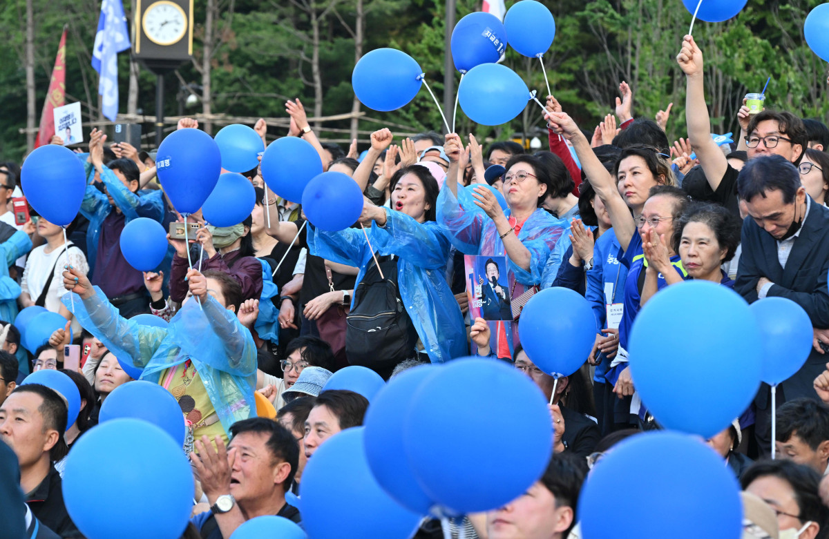 ▲29일 오후 서울 관악구 관악산으뜸공원에서 열린 이재명 더불어민주당 대선 후보 유세 현장을 찾은 시민들이 이 후보를 지지하고 있다. 신태현 기자 holjjak@
