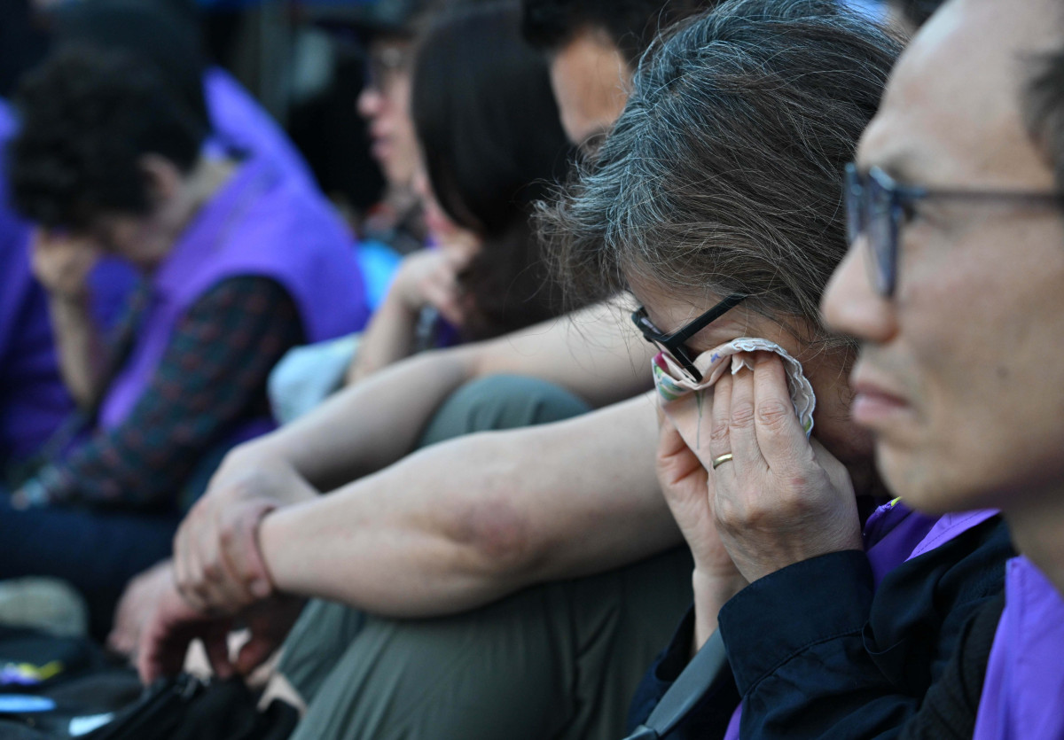 ▲29일 오후 서울 관악구 관악산으뜸공원에서 열린 이재명 더불어민주당 대선 후보 유세 현장에서 이태원참사 유가족이 이 후보의 유세를 들으며 눈물을 닦고 있다. 신태현 기자 holjjak@