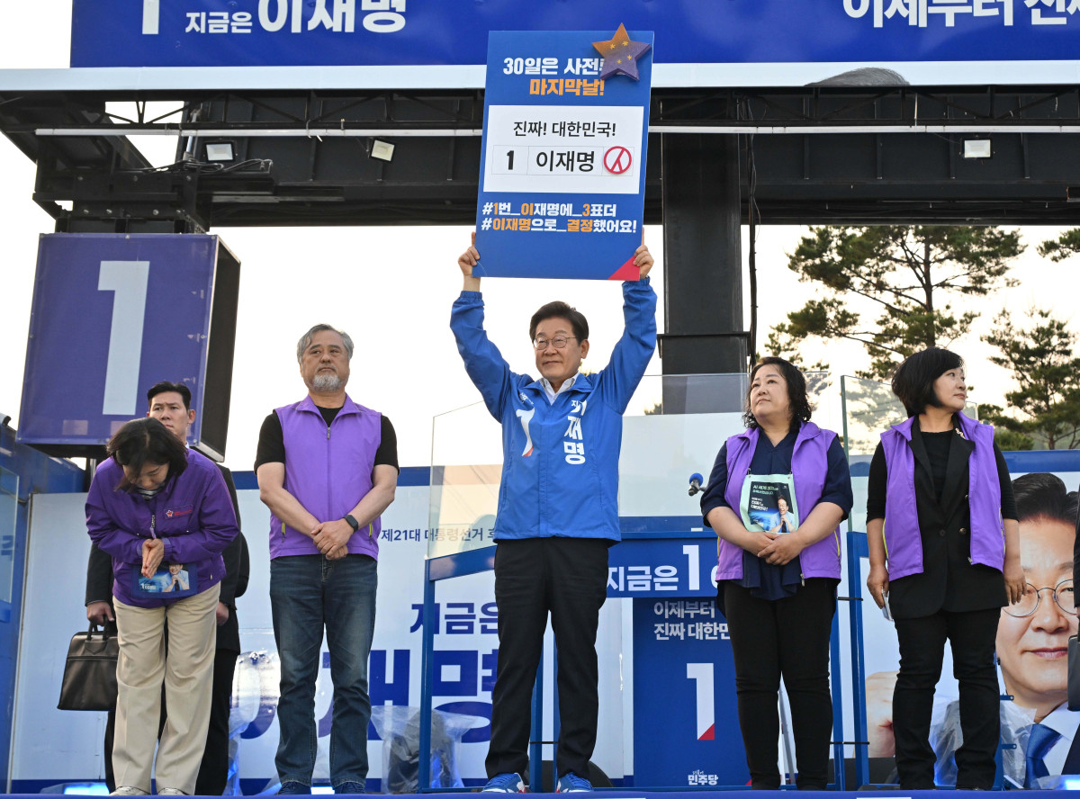▲이재명 더불어민주당 대선 후보가 29일 오후 서울 관악구 관악산으뜸공원에서 열린 유세에서 이태원참사 유가족으로부터 진실의 별을 전달받은 뒤 시민들을 향해 보이고 있다. 신태현 기자 holjjak@