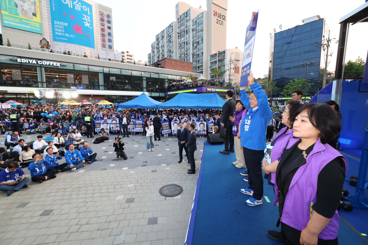 ▲이재명 더불어민주당 대선 후보가 29일 서울 관악구 관악산으뜸공원에서 열린 금천구·관악구·동작구 유세에서 이태원 참사 유가족에게 '진실의 별'을 전달받고 있다. 신태현 기자 holjjak@