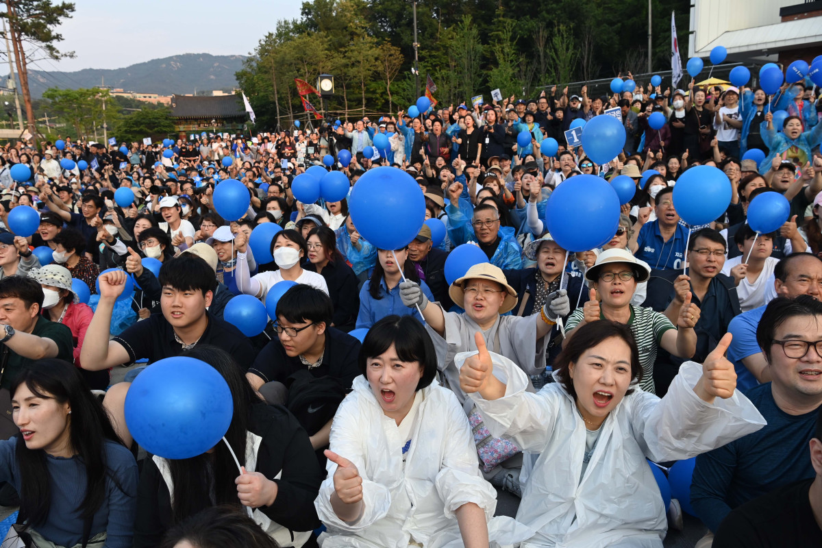 ▲이재명 더불어민주당 대선후보의 유세가 열린 29일 서울 관악구 대학동 관악으뜸공원광장에서 지지자들이 후보자의 연설에 환호하고 있다. 신태현 기자 holjjak@