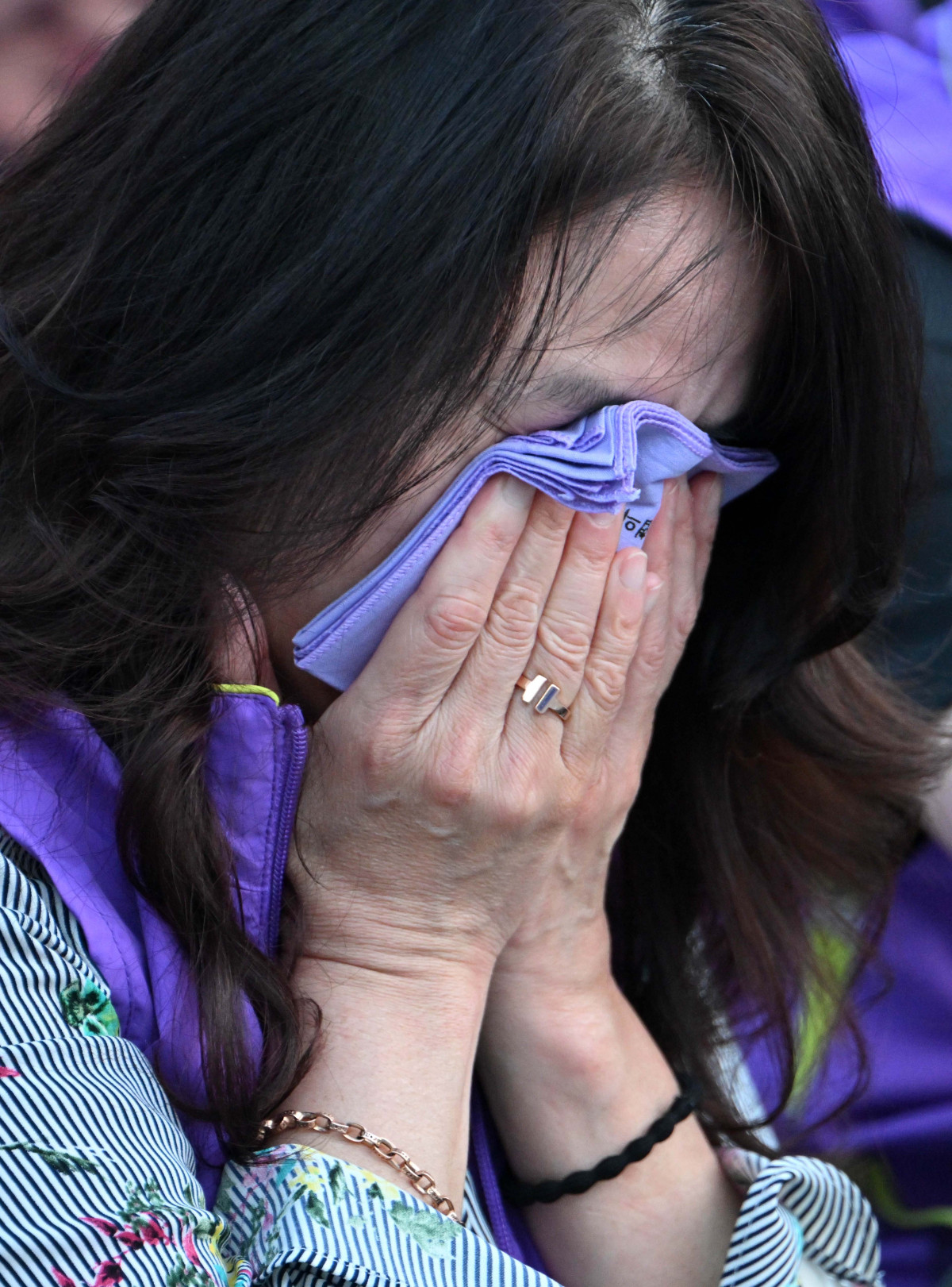 ▲29일 오후 서울 관악구 관악산으뜸공원에서 열린 이재명 더불어민주당 대선 후보 유세 현장에서 이태원참사 유가족이 이 후보의 유세를 들으며 눈물을 닦고 있다. 신태현 기자 holjjak@