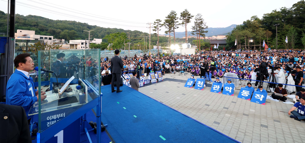 ▲이재명 더불어민주당 대선 후보가 29일 서울 관악구 관악산으뜸공원에서 금천구·관악구·동작구 유세를 하고 있다. 신태현 기자 holjjak@