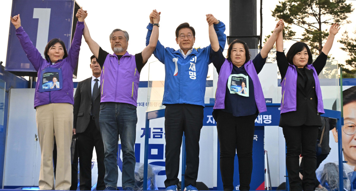 ▲이재명 더불어민주당 대선 후보가 29일 오후 서울 관악구 관악산으뜸공원에서 열린 유세에서 이태원참사 유가족들과 함께 지지를 호소하고 있다. 신태현 기자 holjjak@