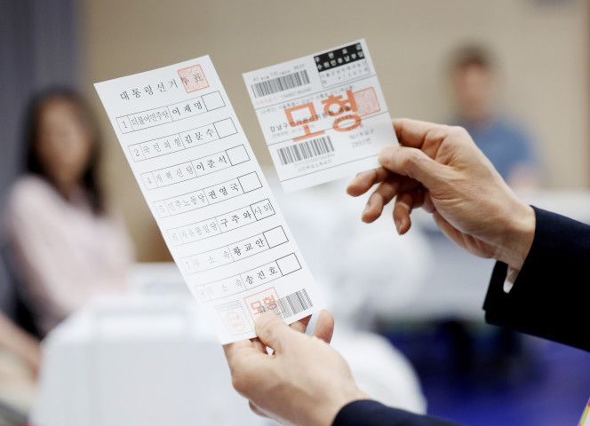 ▲오민석 서울시선거관리위원장이 28일 서울 관악구 신사동 복합청사에 설치된 사전투표소에서 제21대 대통령선거 사전투표 투표용지를 확인하고 있다. (연합뉴스)