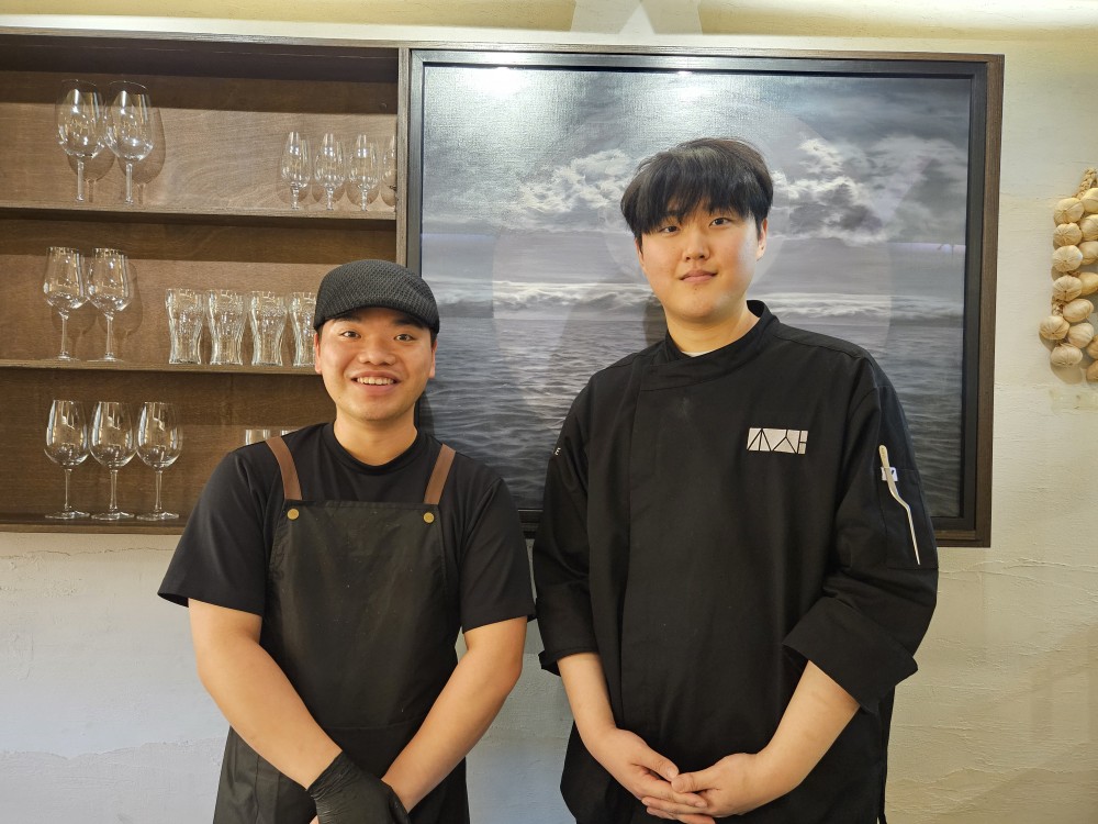 ▲29일 CJ제일제당 ‘퀴진케이 프로젝트’ 팝업 레스토랑에서 만난 성진호 셰프(왼쪽), 김진석 셰프. (사진=문현호 기자 m2h@)