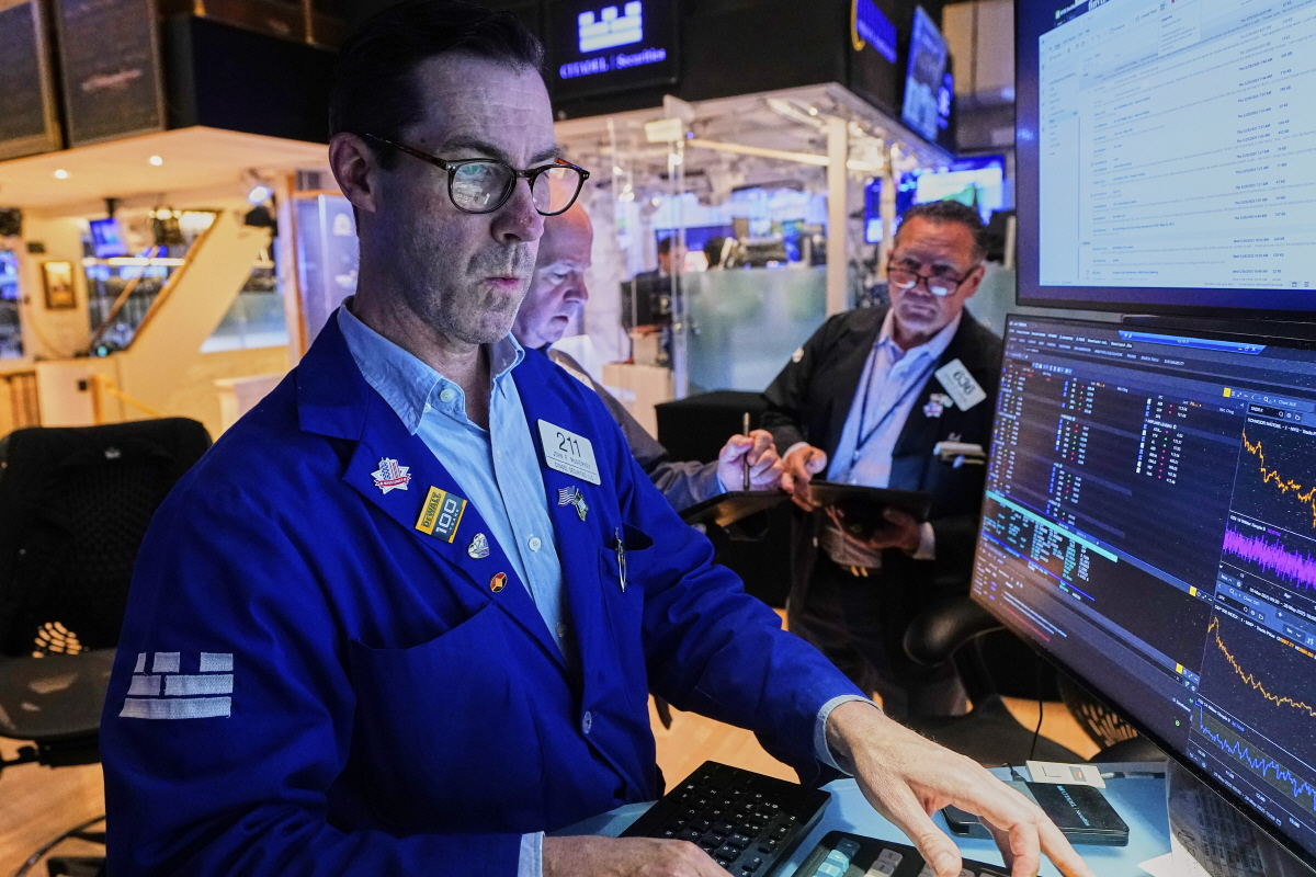 ▲뉴욕증권거래소에서 트레이더가 주가를 살피고 있다. 뉴욕/AP연합뉴스