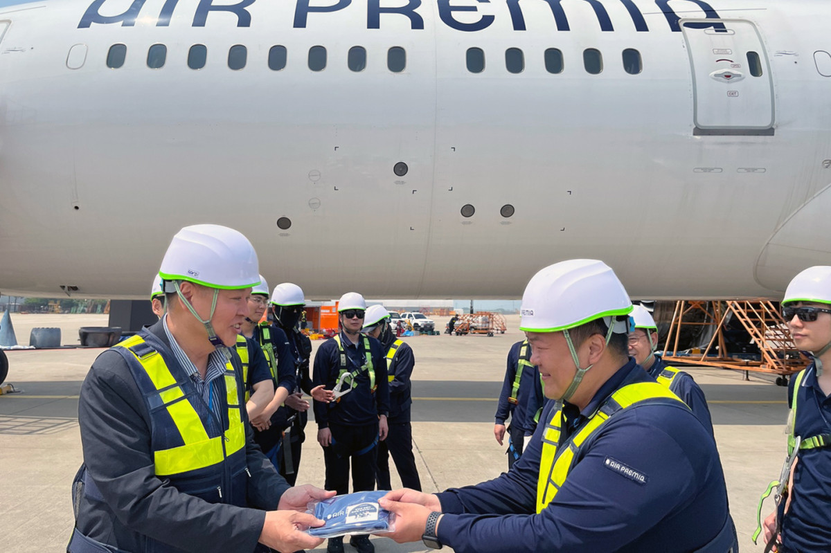 ▲29일 오후 인천국제공항 정비 현장에서 유명섭(사진 맨앞 왼쪽) 에어프레미아 대표가 정비사에게 건강보호 물품을 제공하고 있다. (사진=에어프레미아)