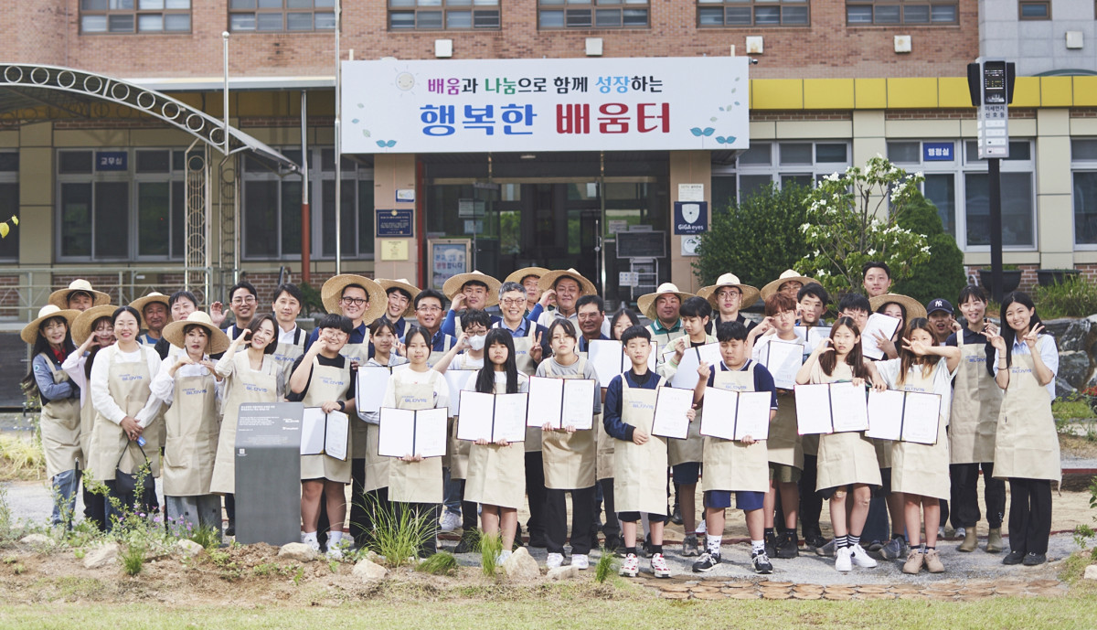 ▲현대글로비스가 충남 당진 당산초등학교에 학교 생태숲 3호를 조성했다. 29일 조성식에서 현대글로비스 임직원 봉사단과 당산초 학생, 교직원 등이 기념촬영을 하고 있다. (사진=현대글로비스)