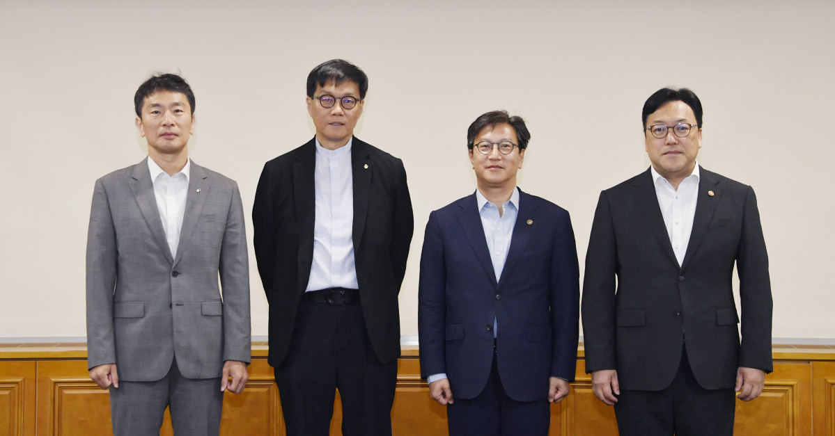 ▲김범석 기획재정부 장관 직무대행 1차관이 5월 30일 오전 서울 중구 은행회관에서 열린 '거시경제·금융현안 간담회'를 주재, 회의 시작에 앞서 기념촬영을 하고 있다. (기획재정부)