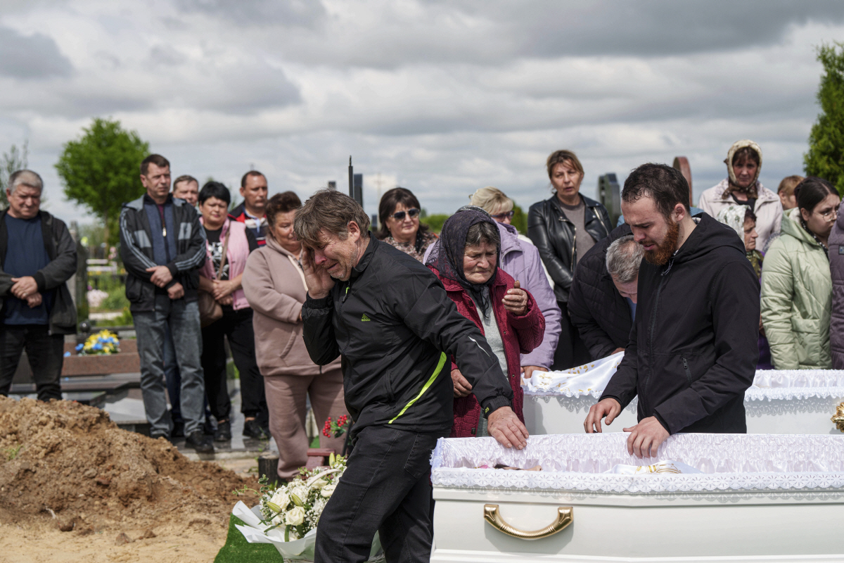 ▲우크라이나 코로스티시우에서 28일(현지시간) 러시아 공습으로 사망한 사람들의 장례식이 진행되고 있다. 코르스티시우(우크라이나)/AP연합뉴스