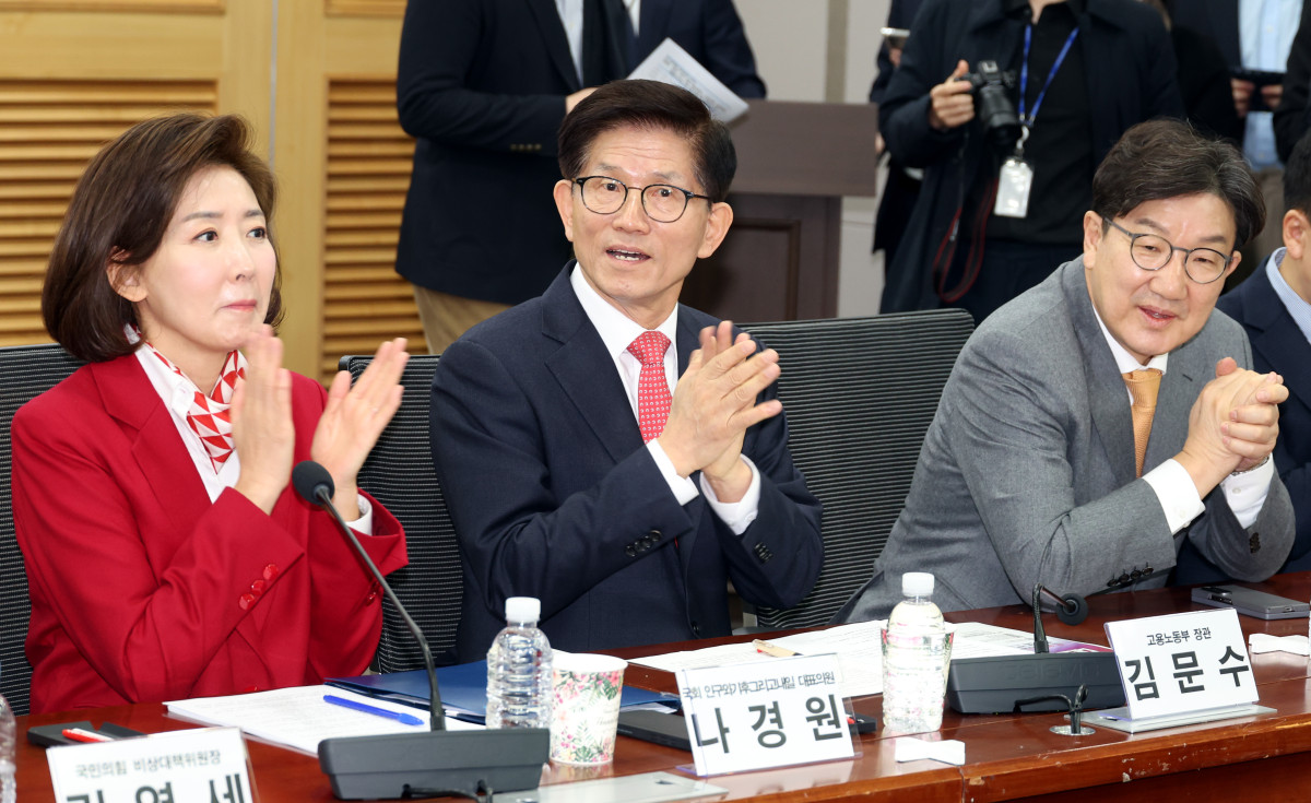 ▲김문수 고용노동부 장관, 권성동 국민의힘 원내대표, 나경원 의원이 19일 오전 서울 여의도 국회 의원회관 세미나실에서 열린 2030·장년 모두 Win-Win하는 노동개혁 대토론회에서 박수를 치고 있다. 2025.02.19.  (뉴시스)