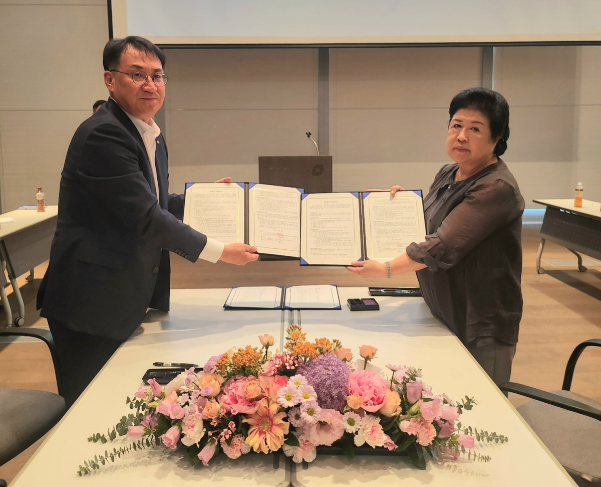 ▲김송규 대신자산신탁 대표이사(왼쪽)과 윤명숙 후암특별계획구역 6획지 재개발사업 추진준비위원장(오른쪽)이 업무협약을 맺고 사진을 촬영하고 있다. (사진=대신자산신탁)