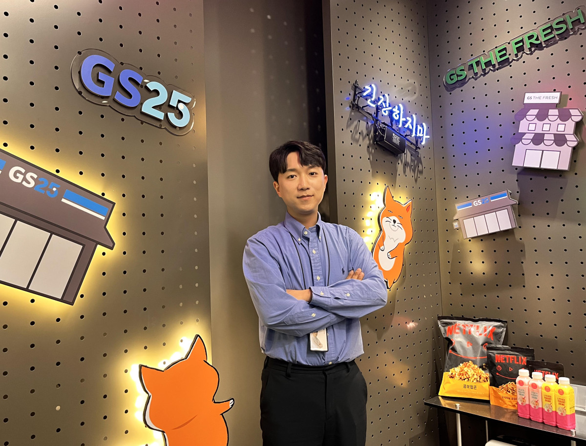 ▲정상희 GS리테일 마케팅기획팀 매니저가 본지와 인터뷰 후 포즈를 취하고 있다. (사진제공=GS리테일)