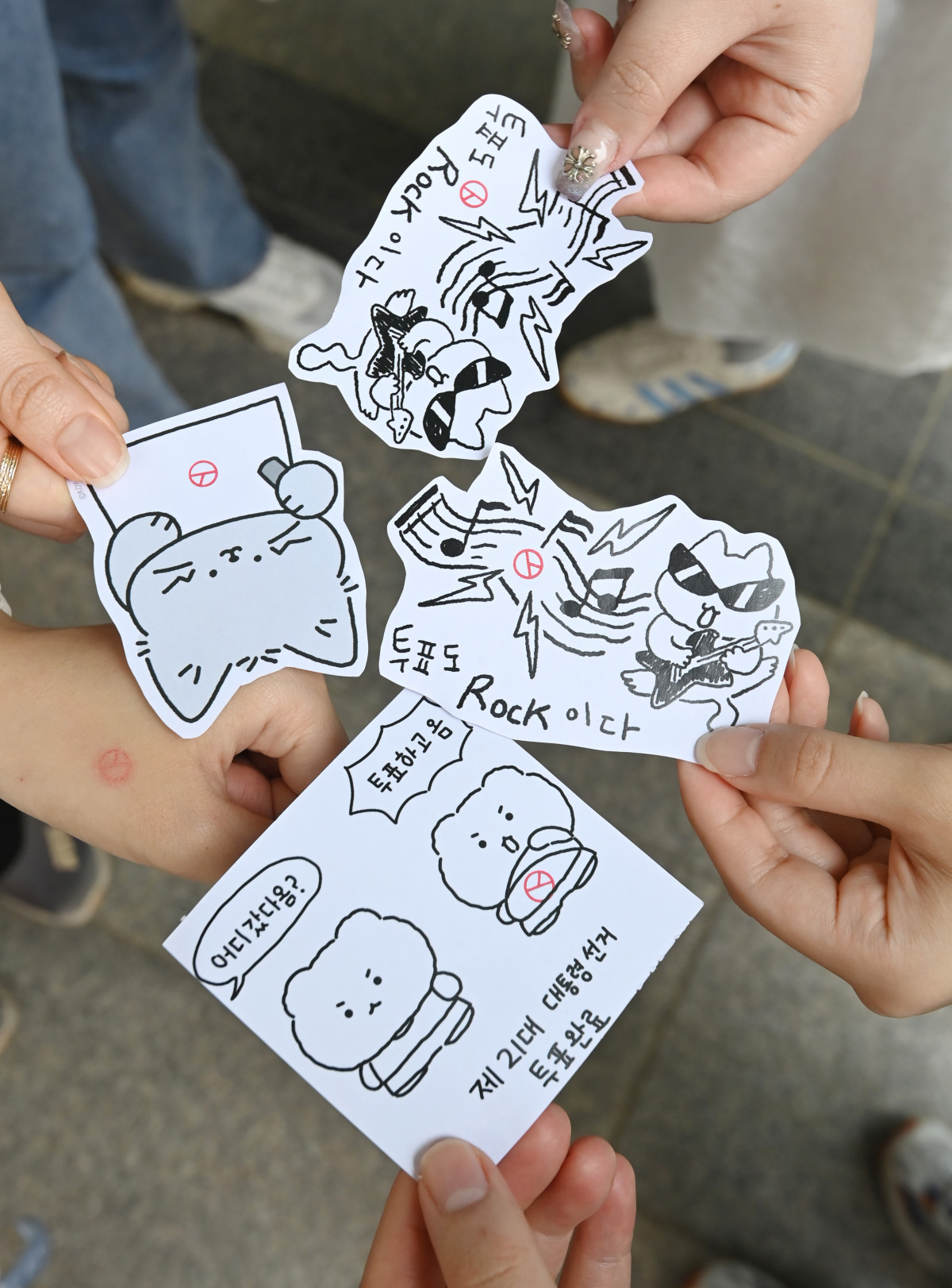 ▲제21대 대통령선거 사전투표 둘째날인 30일 경기 수원시청 별관에 마련된 사전투표소에서 투표를 마친 유권자들이 투표 도장이 찍힌 그림을 들고 기념촬영을 하고 있다. (사진=뉴시스)