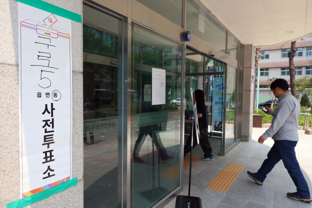 ▲제21대 대통령선거 사전투표 이틀째인 30일 서울 구로구 구로구민회관에 마련된 사전투표소로 유권자들이 투표를 위해 들어서고 있다. 신태현 기자 holjjak@