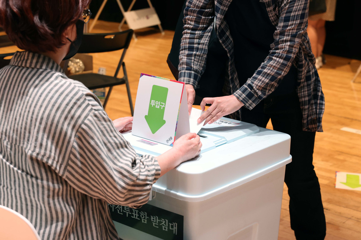 ▲제21대 대통령선거 사전투표 이틀째인 30일 서울 구로구 구로구민회관에 마련된 사전투표소를 찾은 유권자들이 투표를 하고 있다. 신태현 기자 holjjak@