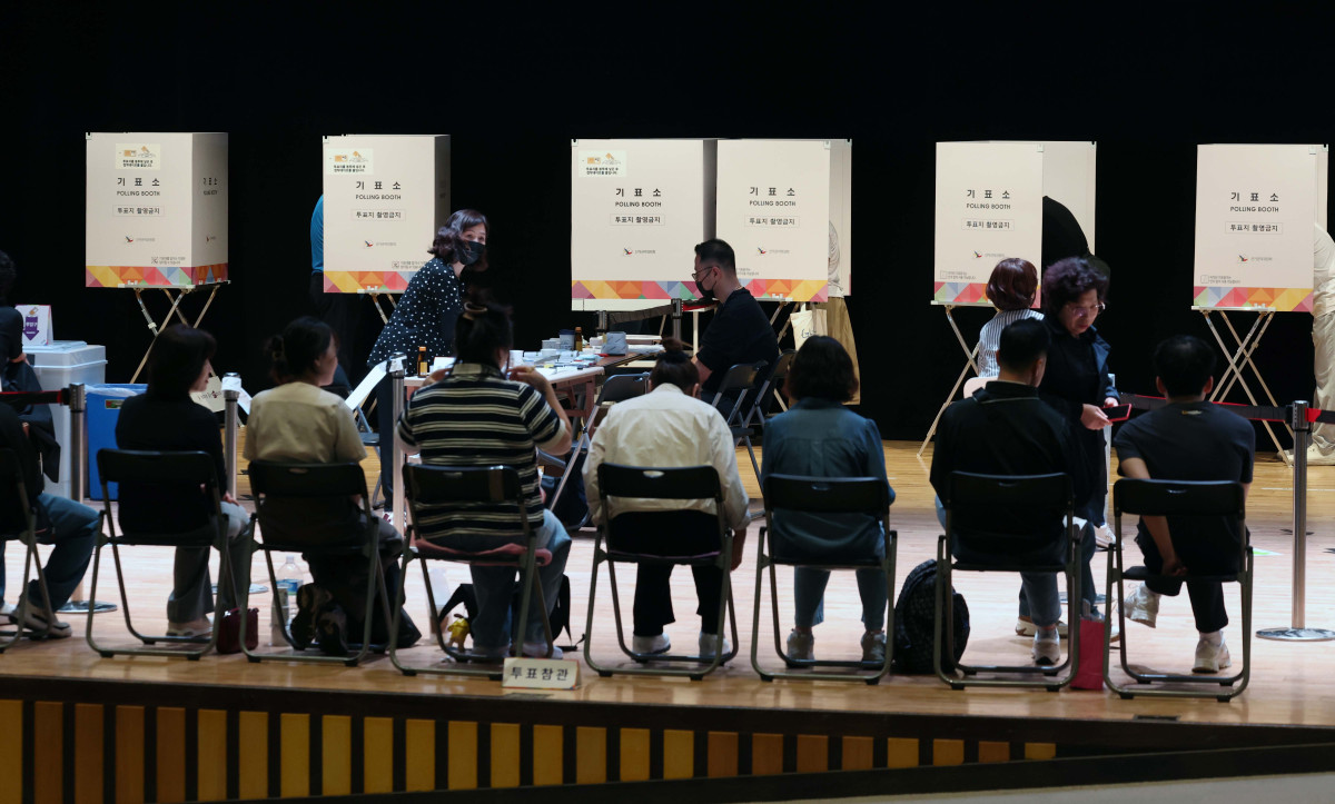 ▲제21대 대통령선거 사전투표 이틀째인 30일 서울 구로구 구로구민회관에 마련된 사전투표소를 찾은 유권자들이 투표를 하고 있다. 신태현 기자 holjjak@