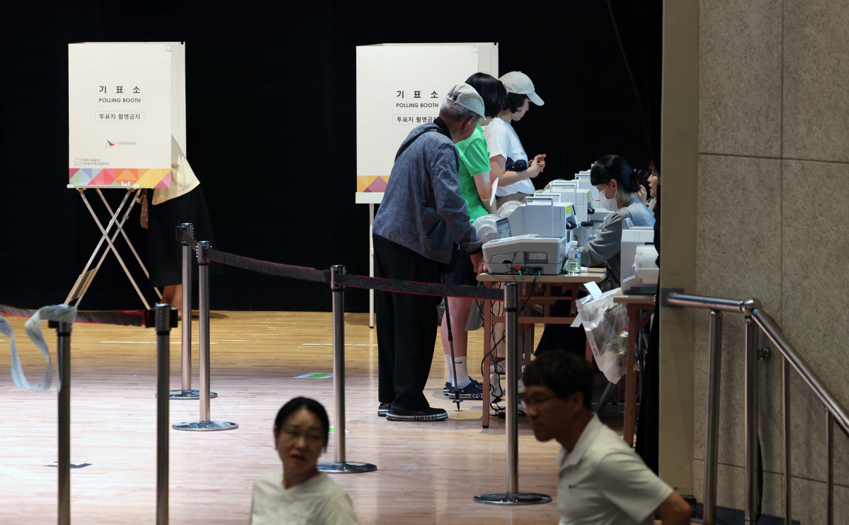 ▲제21대 대통령선거 사전투표 이틀째인 30일 서울 구로구 구로구민회관에 마련된 사전투표소를 찾은 유권자들이 투표를 하고 있다. 신태현 기자 holjjak@