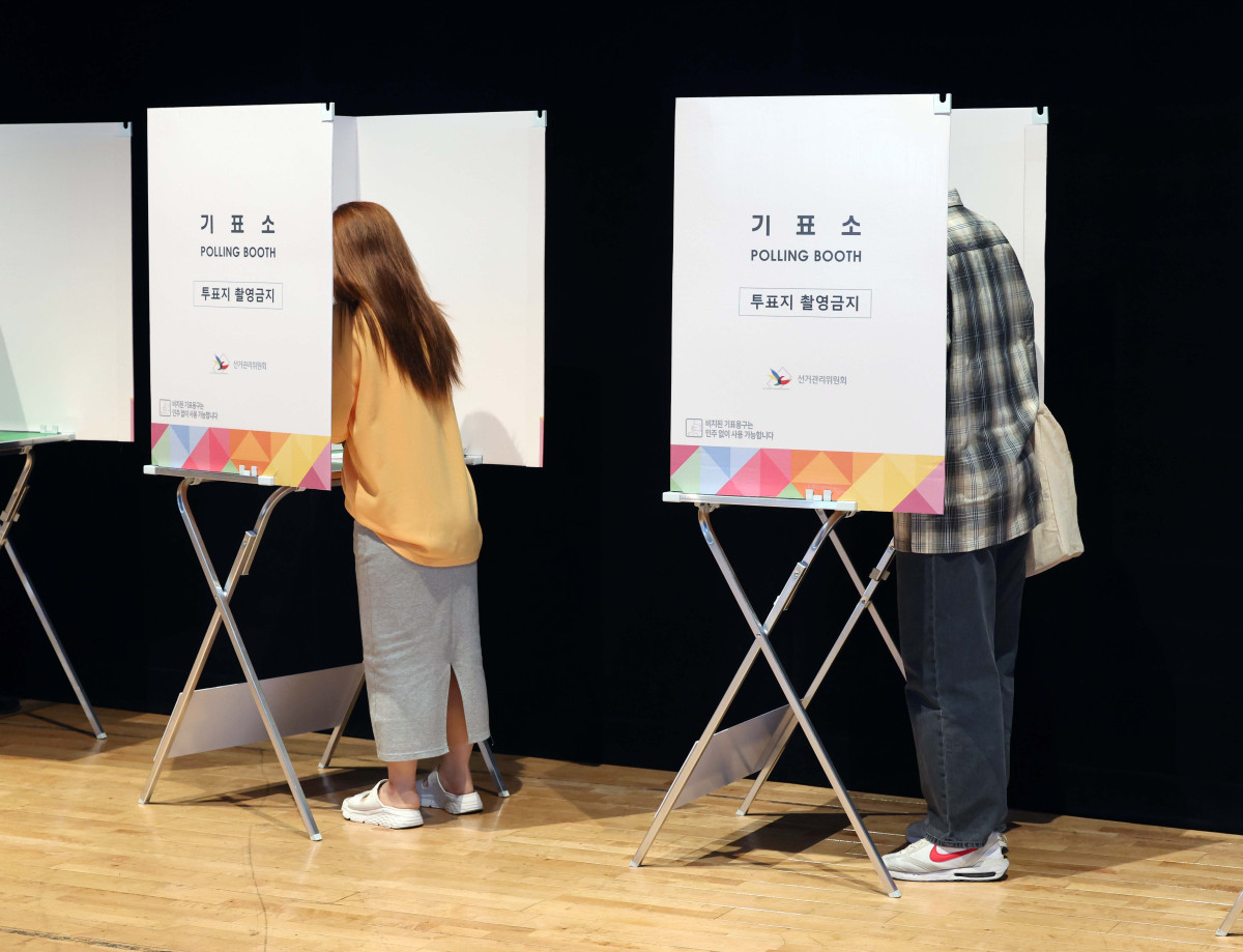 ▲제21대 대통령선거 사전투표 이틀째인 30일 서울 구로구 구로구민회관에 마련된 사전투표소를 찾은 유권자들이 투표를 하고 있다. 신태현 기자 holjjak@