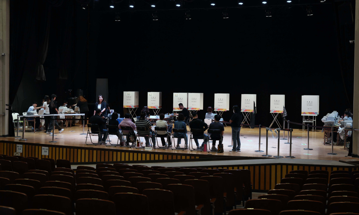 ▲제21대 대통령선거 사전투표 이틀째인 30일 서울 구로구 구로구민회관에 마련된 사전투표소를 찾은 유권자들이 투표를 하고 있다. 신태현 기자 holjjak@