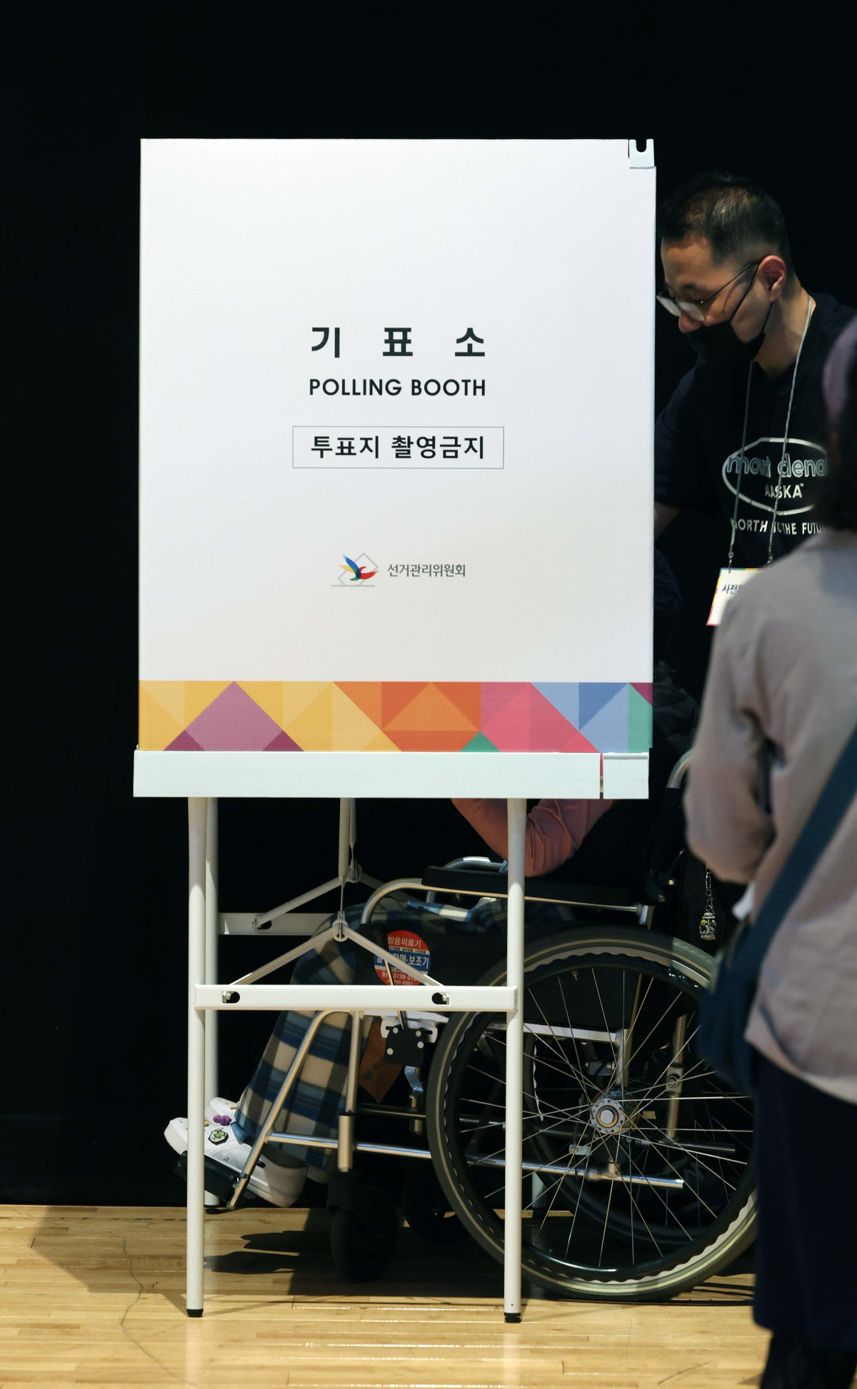 ▲제21대 대통령선거 사전투표 이틀째인 30일 서울 구로구 구로구민회관에 마련된 사전투표소를 찾은 유권자들이 투표를 하고 있다. 신태현 기자 holjjak@