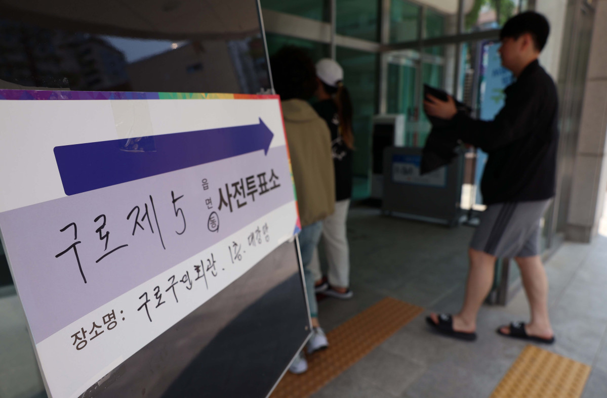 ▲제21대 대통령선거 사전투표 이틀째인 30일 서울 구로구 구로구민회관에 마련된 사전투표소로 유권자들이 투표를 위해 들어서고 있다. 신태현 기자 holjjak@