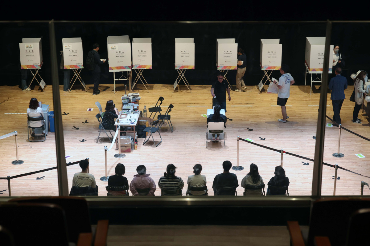 ▲제21대 대통령선거 사전투표 이틀째인 30일 서울 구로구 구로구민회관에 마련된 사전투표소를 찾은 유권자들이 투표를 하고 있다. 신태현 기자 holjjak@